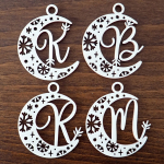 Drevená vianočná ozdoba mesiac s písmenom