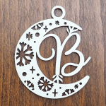 Drevená vianočná ozdoba mesiac s písmenom