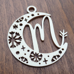 Drevená vianočná ozdoba mesiac s písmenom