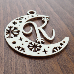 Drevená vianočná ozdoba mesiac s písmenom